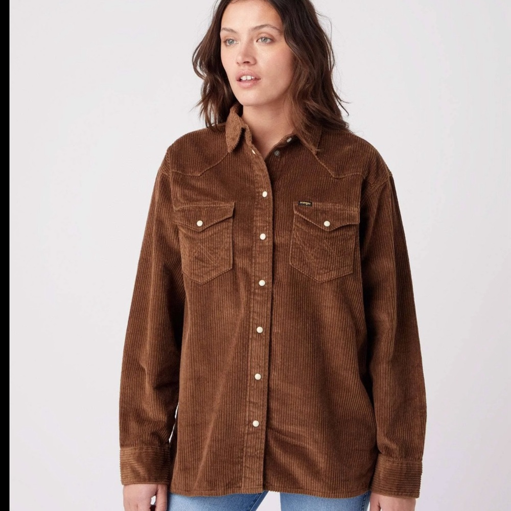 WRANGLER WOMEN'S BROWN CORDUROY LONG SLEEVE SNAP WESTERN OVERSHIRT
Size: Large